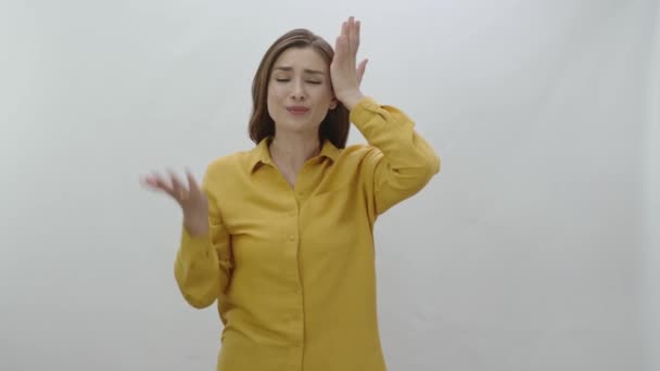 Femme Réfléchie Stressée Regardant Autour Elle Isolé Sur Fond Blanc — Video