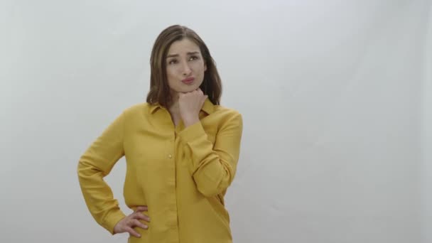 Femme Réfléchie Stressée Regardant Autour Isolé Sur Fond Blanc Dans — Video