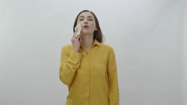Mladá Žena Stěžuje Letní Vedro Izolované Bílém Pozadí Naštvaná Dívka — Stock video