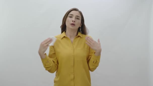 Jeune Femme Plaignant Chaleur Estivale Isolée Sur Fond Blanc Fille — Video