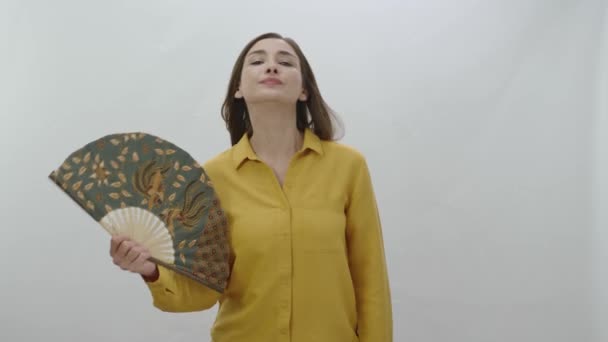 Genervt Mädchen Halten Ventilator Heißem Wetter Junge Frau Isoliert Auf — Stockvideo