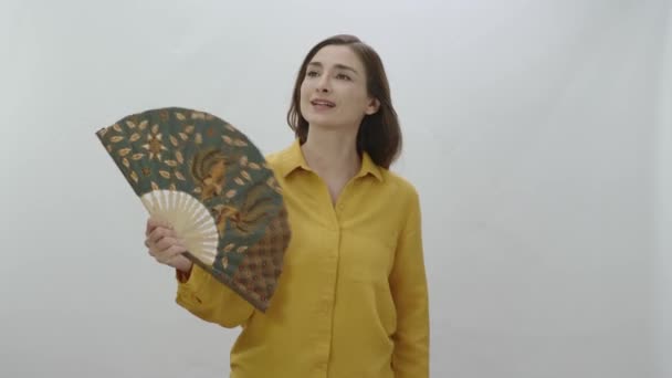 Анонсована Дівчина Тримає Вентилятор Спекотну Погоду Молода Жінка Ізольована Білому — стокове відео
