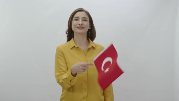 Szczęśliwa Młoda Kobieta Machająca Turecką Flagą Białym Tle Śmieszna Młoda — Wideo stockowe