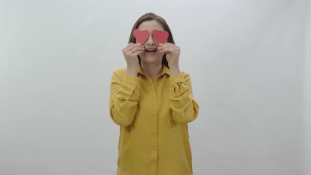 Beyaz Arka Planda Soyutlanmış Gülümseyen Genç Bir Kadın Kendi Yaptığı — Stok video