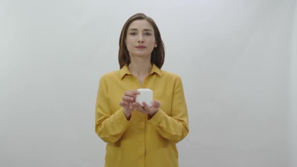 Ung Kvinna Isolerad Vit Bakgrund Håller Låda Med Ansikte Eller — Stockvideo