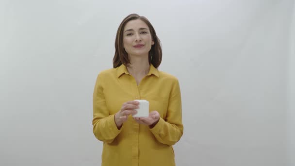 Молодая Женщина Изолирована Белом Фоне Держа Коробку Крема Лица Кожи — стоковое видео
