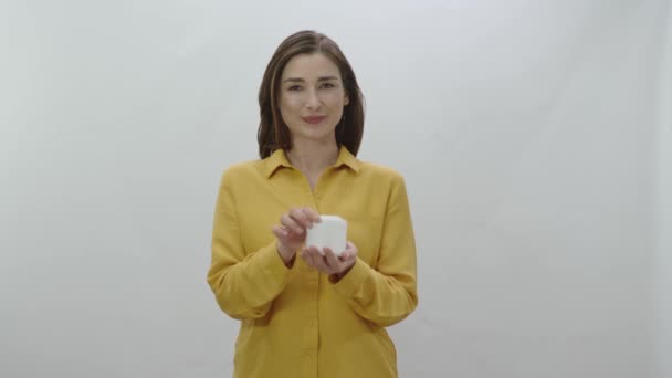 Giovane Donna Isolata Sfondo Bianco Contenente Scatola Crema Viso Pelle — Video Stock