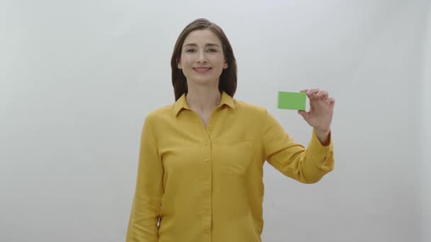 Giovane Donna Isolata Sfondo Bianco Possesso Qualcosa Verde Mostrando Prodotto — Video Stock
