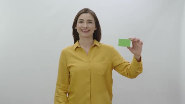 Jeune Femme Isolée Sur Fond Blanc Tenant Quelque Chose Vert — Video