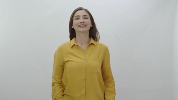 Žena Ukazující Horní Část Obrazovky Ukazující Prstem Reklamní Prostor Nad — Stock video