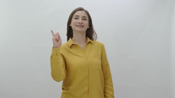 Hej Pojď Sem Šťastná Mladá Žena Nadšeně Usmívá Ukazuje Kameru — Stock video