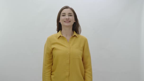 Kvinde Smilende Kigger Kameraet Isoleret Hvid Baggrund Portræt Smuk Kvinde – Stock-video
