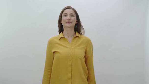 Portrét Krásné Ženy Žlutém Tričku Žena Usmívá Při Pohledu Kameru — Stock video