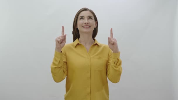 Kobieta Wskazująca Górę Ekranu Wskazująca Palcem Przestrzeń Reklamową Nad Ekranem — Wideo stockowe