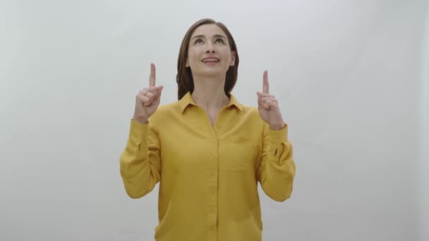 Mulher Apontando Para Topo Tela Dedo Apontando Para Espaço Publicitário — Vídeo de Stock