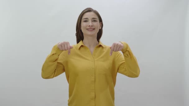 Mujer Señalando Una Esquina Pantalla Señalando Con Dedo Espacio Publicitario — Vídeo de stock