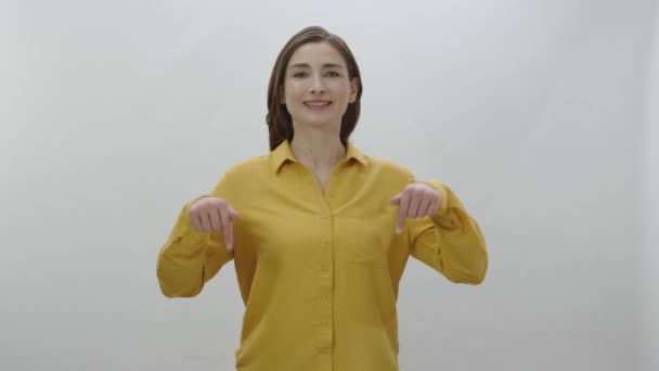 Kvinna Pekar Ett Hörn Skärmen Finger Pekar Reklam Utrymme Skärmen — Stockvideo