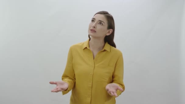 Mujer Hablando Rincón Pantalla Mujer Habla Con Algo Imaginario Hace — Vídeos de Stock