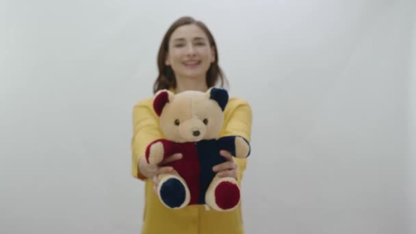 Vrouw Met Teddybeer Haar Armen Geïsoleerd Witte Achtergrond Leuke Jonge — Stockvideo