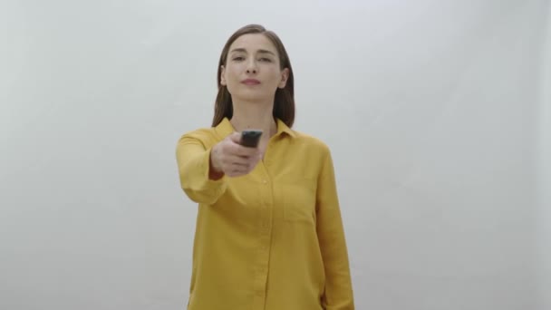 Kobieta Trzymająca Ręku Pilota Telewizyjnego Odizolowana Białym Tle Kobieta Szuka — Wideo stockowe