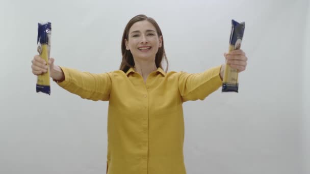 Ung Kvinna Håller Paket Spaghetti Isolerad Vit Bakgrund Ung Kvinna — Stockvideo