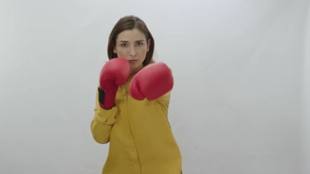 Hantera Svårigheter Affärslivet Ung Kvinna Med Boxningshandskar Isolerad Vit Bakgrund — Stockvideo