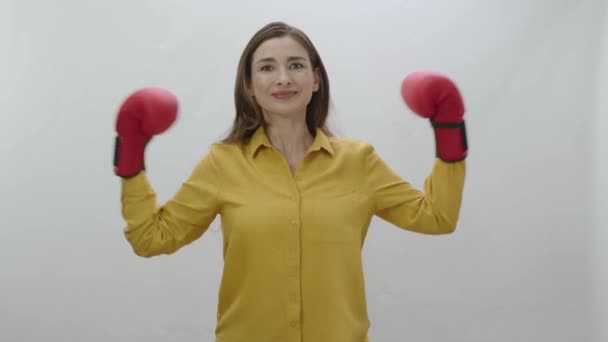 应对商业生活中的困难 年轻女人戴着拳击手套 背景是白色的 年轻女子正在练拳击 别打了强壮的女人像 — 图库视频影像