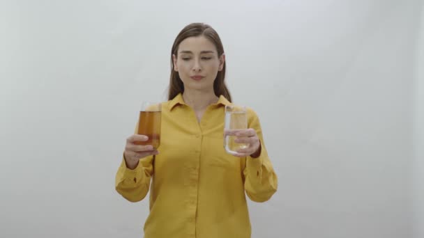 Personaje Retrato Mujer Joven Sosteniendo Vaso Vidrio Con Agua Sucia — Vídeo de stock