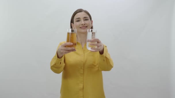 Personaje Retrato Mujer Joven Sosteniendo Vaso Vidrio Con Agua Sucia — Vídeo de stock