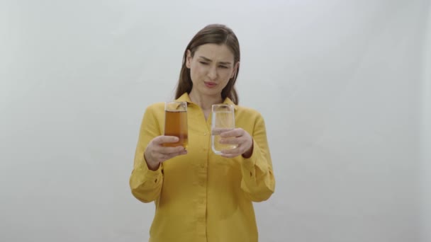 Personaje Retrato Mujer Joven Sosteniendo Vaso Vidrio Con Agua Sucia — Vídeos de Stock