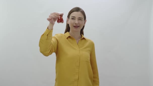 Charakterporträt Einer Jungen Frau Die Gerne Schwarzen Oder Grünen Tee — Stockvideo
