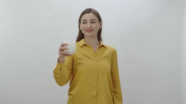 牛乳が大好きな健康な若い女性のキャラクターの肖像画 女性は牛乳を飲むことで健康だと言っている 白地に隔離された — ストック動画