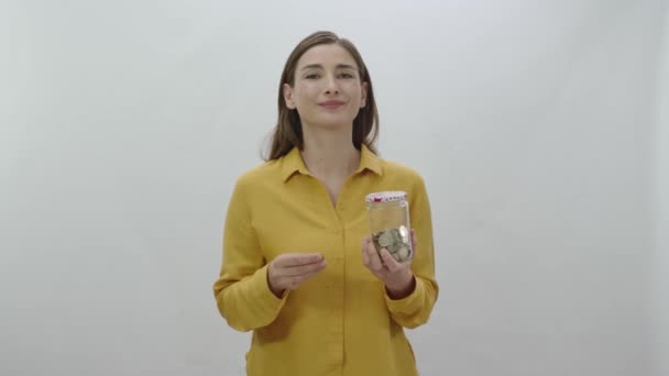 Retrato Carácter Una Joven Que Gusta Ahorrar Dinero Ahorrando Dinero — Vídeos de Stock