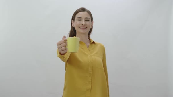 Charakteristický Portrét Mladé Ženy Popíjející Šálek Kávy Černého Nebo Zeleného — Stock video