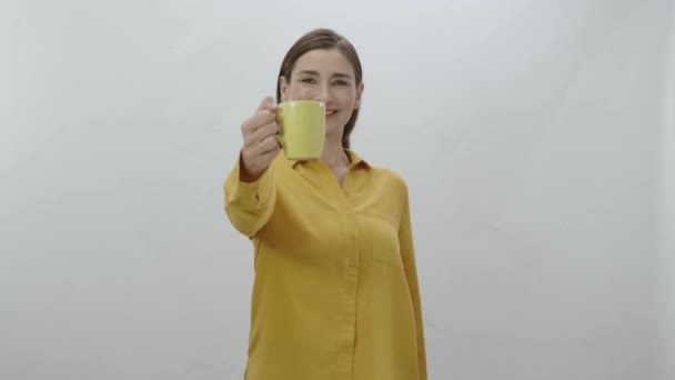 Carattere Ritratto Una Giovane Donna Che Beve Una Tazza Caffè — Video Stock