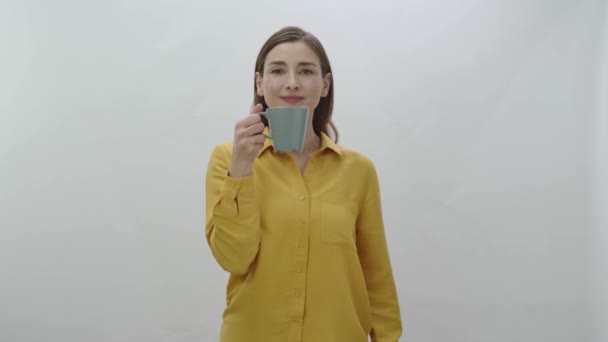 Πορτραίτο Χαρακτήρα Μιας Νεαρής Γυναίκας Που Πίνει Καφέ Μαύρο Πράσινο — Αρχείο Βίντεο