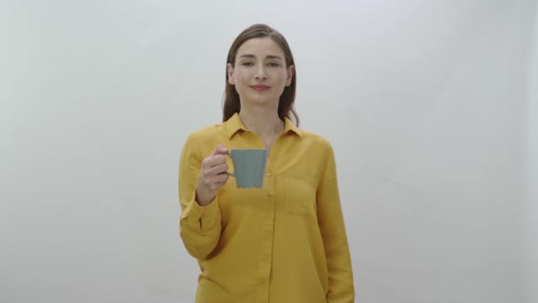 Portret Młodej Kobiety Pijącej Kawę Czarną Lub Zieloną Herbatę Młoda — Wideo stockowe