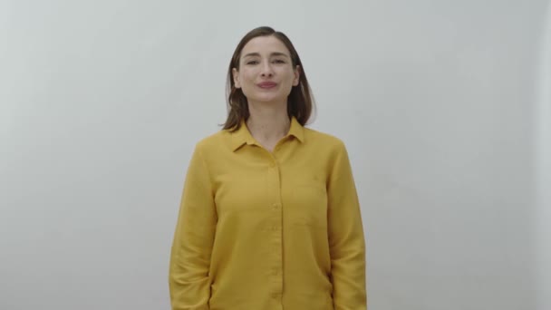 Mujer Joven Con Ambas Manos Lado Mostrando Espacio Para Producto — Vídeos de Stock