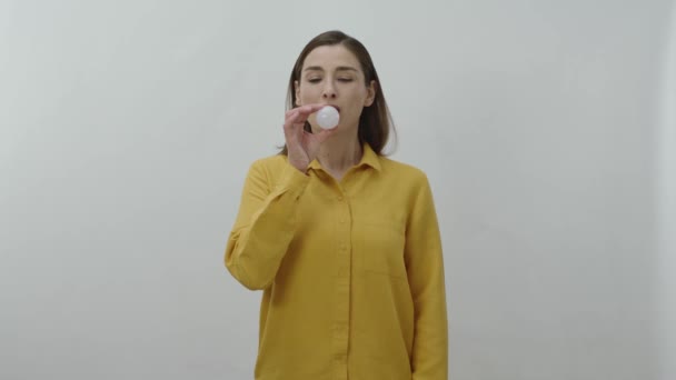 Portrait Personnage Une Jeune Femme Mettant Une Ampoule Dans Bouche — Video