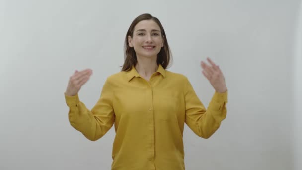 Mujer Joven Con Ambas Manos Lado Mostrando Espacio Para Producto — Vídeos de Stock