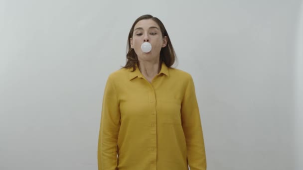 Karakter Portré Egy Fiatal Nőről Aki Villanykörtét Tesz Szájába Reagál — Stock videók