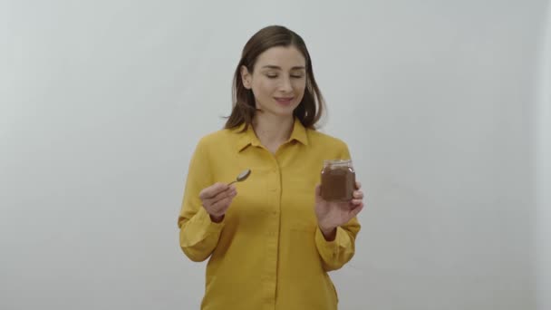 Retrato Personagem Uma Jovem Mulher Comendo Seu Chocolate Favorito Frasco — Vídeo de Stock