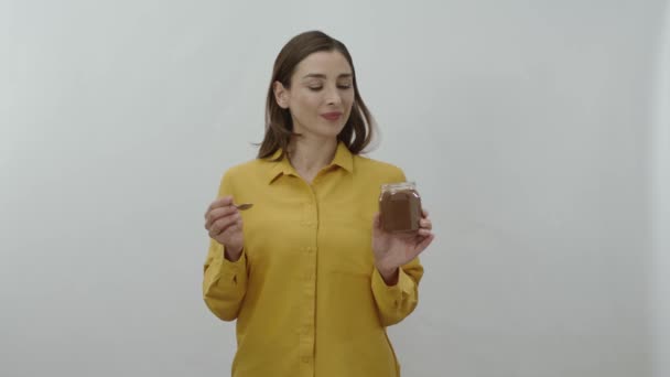 Retrato Carácter Una Mujer Joven Comiendo Chocolate Favorito Frasco Vidrio — Vídeos de Stock