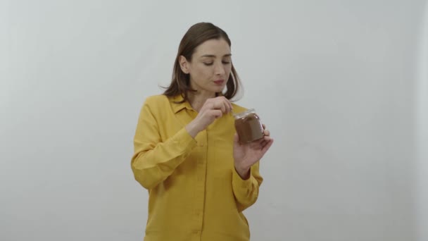 Karakter Portré Egy Fiatal Eszik Kedvenc Csokoládéját Egy Üveg Üveg — Stock videók