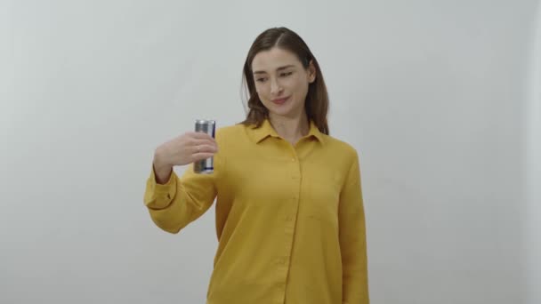 Charakteristický Portrét Mladé Ženy Která Pije Energetický Nápoj Red Bull — Stock video
