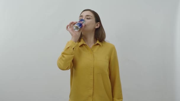 Retrato Personaje Una Joven Bebiendo Bebida Energética Red Bull Una — Vídeo de stock