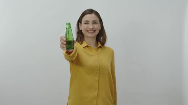 Portrait Personnage Jeune Femme Buvant Eau Minérale Soda Partir Une — Video