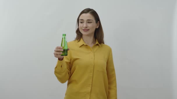 Personaje Retrato Una Joven Bebiendo Agua Mineral Gaseosa Una Botella — Vídeo de stock