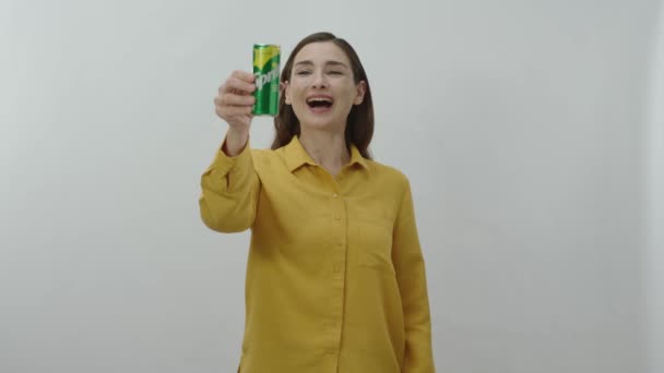 Charakterporträt Einer Jungen Frau Die Sprite Aus Einer Blechdose Trinkt — Stockvideo