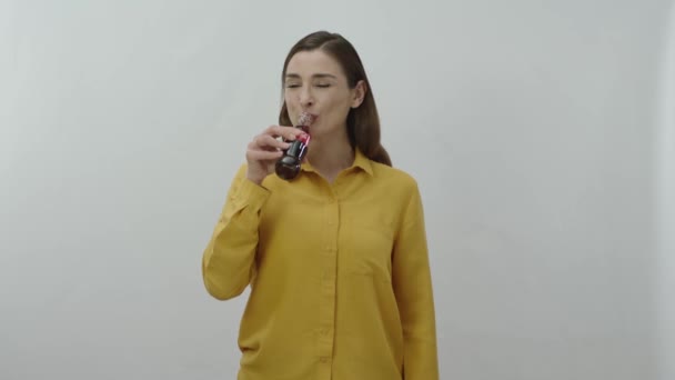 Персонаж Портрета Молодой Женщины Пьющей Кока Колу Стеклянной Бутылки Счастливая — стоковое видео